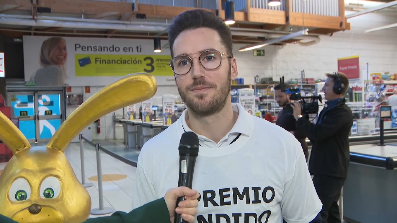 Daniel Zapata, propietari de l'administració número 5 El Conejo de Oro de Torrevella, al centre Carrefour