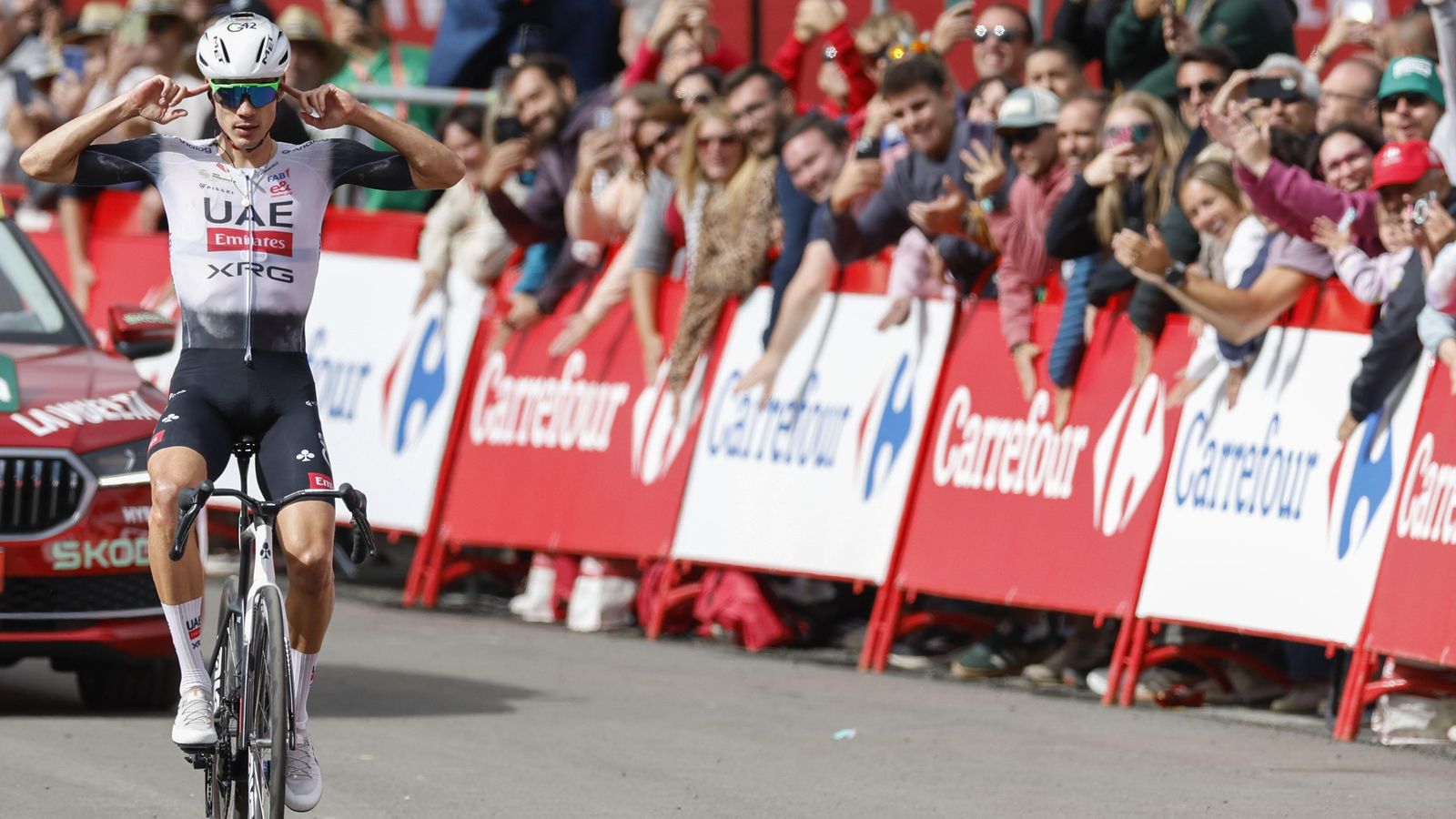 Ayuso celebra el triomf en la setena etapa de La Vuelta