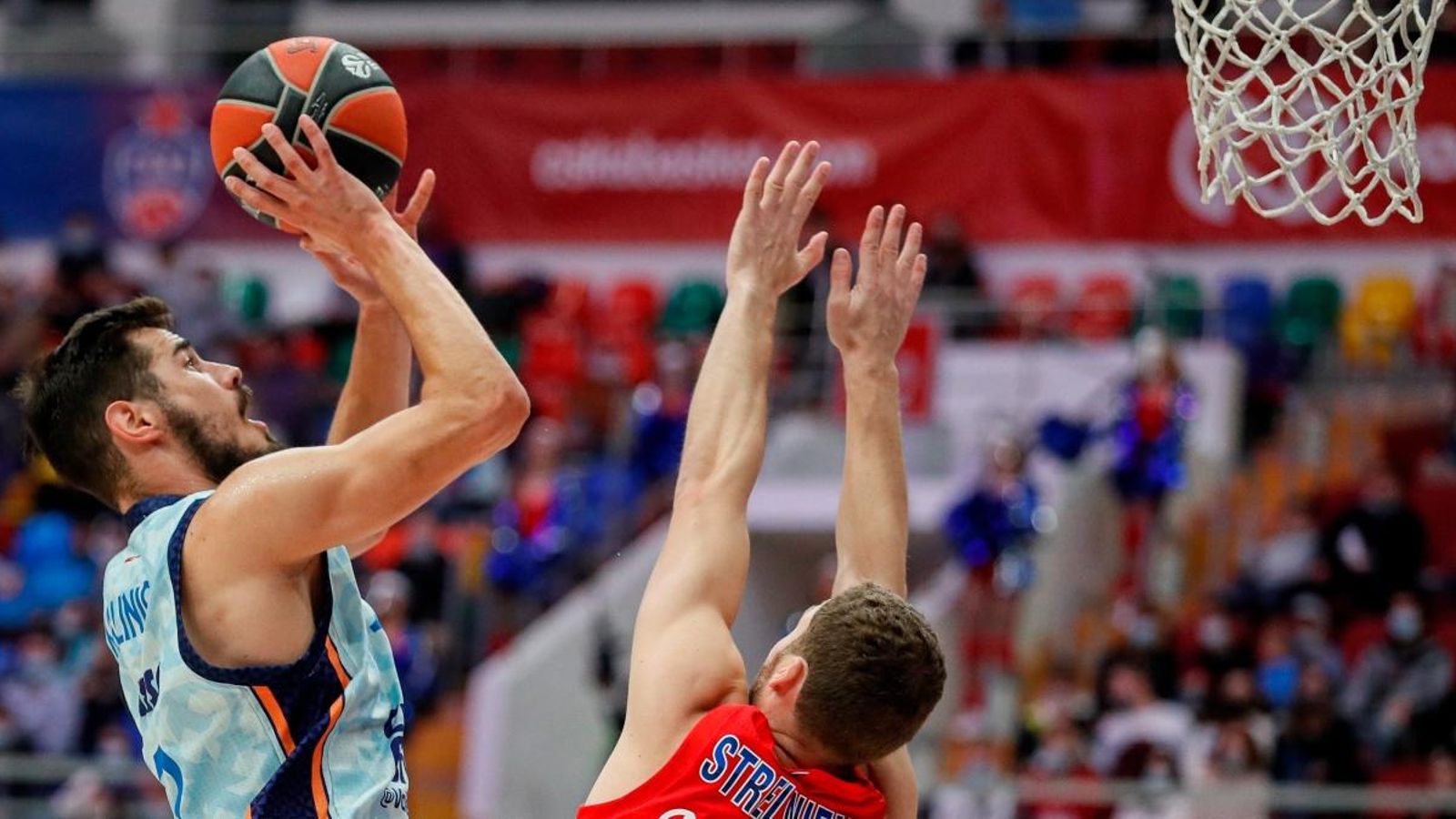 Nikola Kalinik, durant una acció ofensiva en el partit contra el CSKA a Moscou