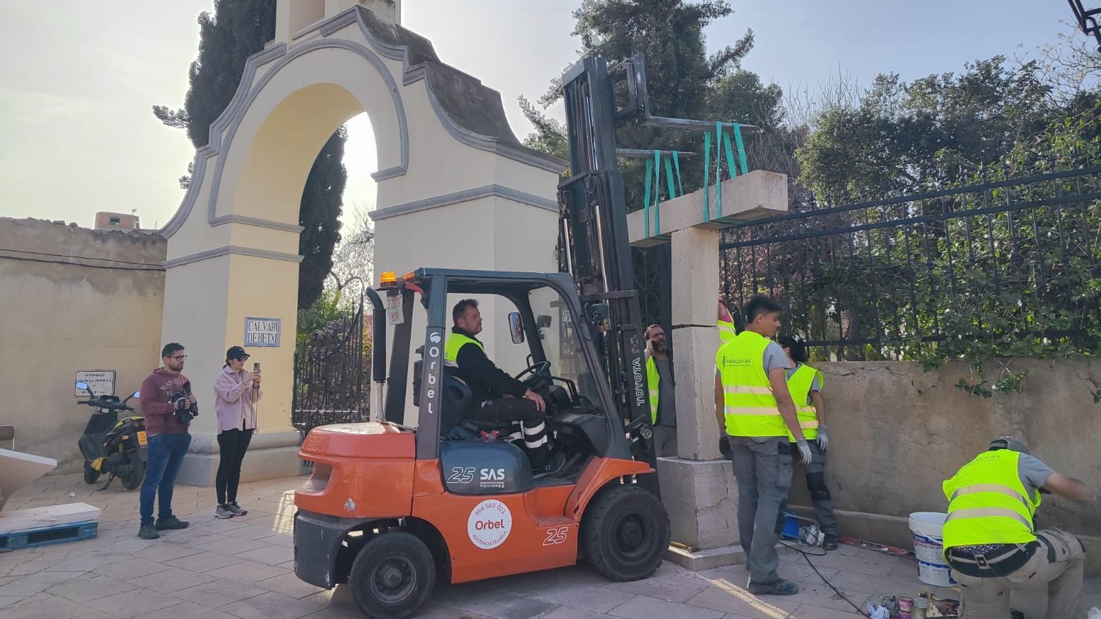 Betxí recol·loca la creu dels caiguts a l'Ermita del Calvari