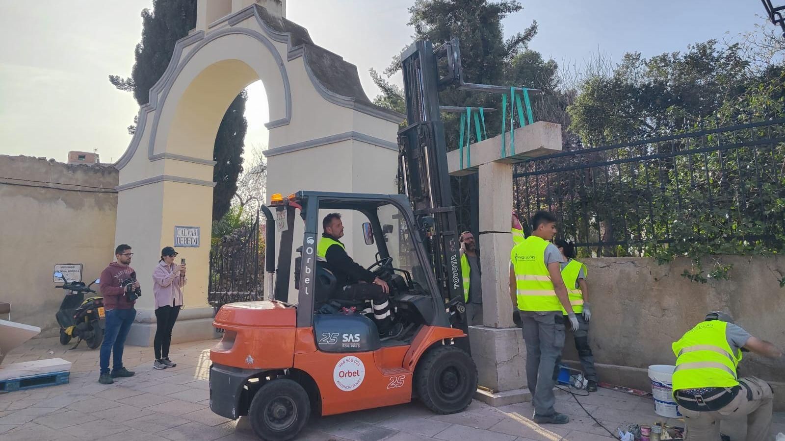 Betxí recol·loca la creu dels caiguts a l'Ermita del Calvari Betxí recol·loca la creu dels caiguts a l'Ermita del Calvari