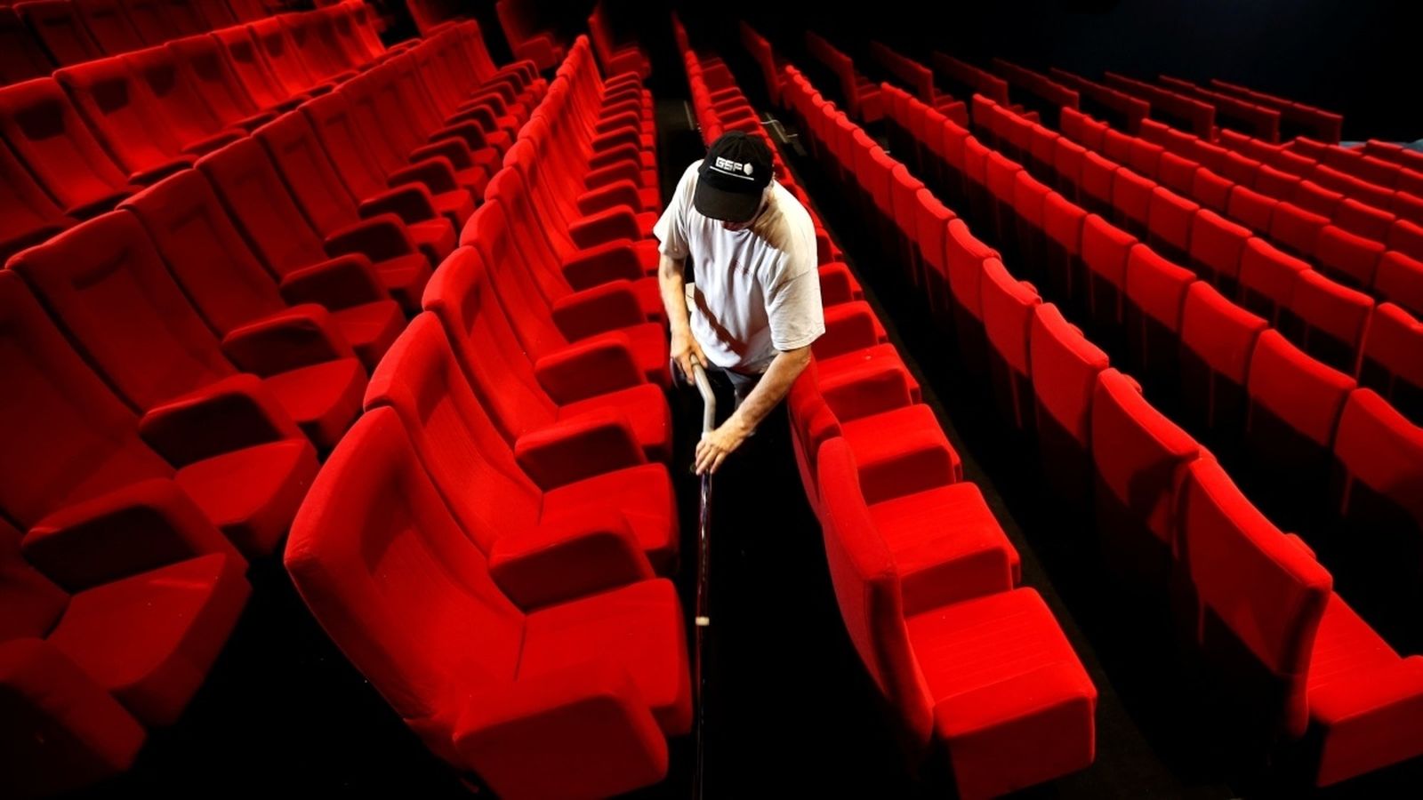 Segons l'informe, els últims anys s'aprecia una "lleu però constant tendència" cap a l'existència de cines amb menys pantalles i menys butaques en cada sala