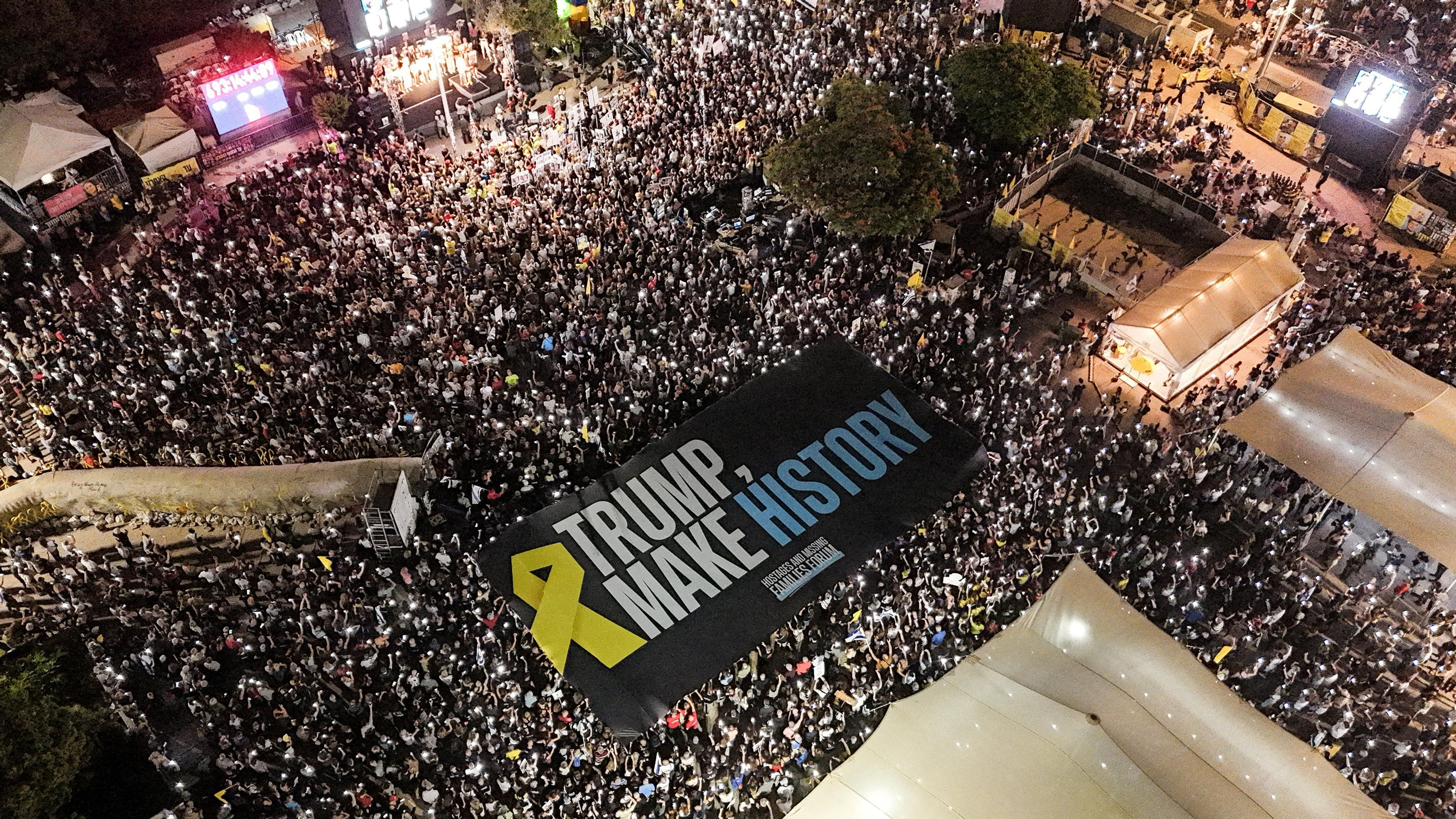 Milers de manifestants reclamen a Tel-Aviv el retorn dels ostatges i a Trump que "faça història" Milers de manifestants reclamen a Tel-Aviv el retorn dels ostatges i a Trump que "faça història"