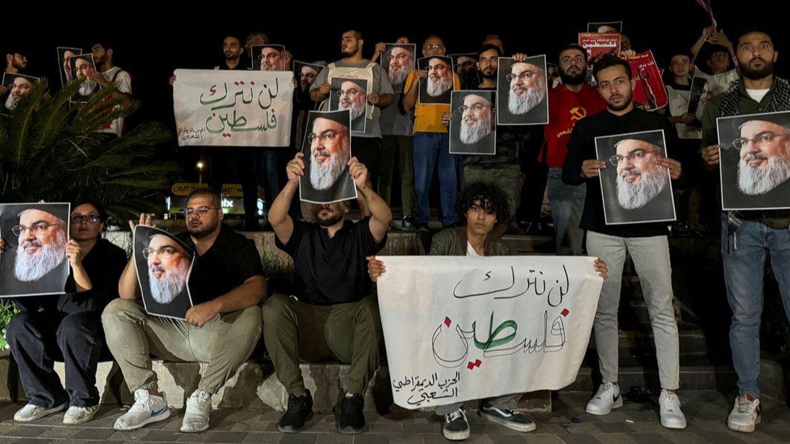 Partidaris del líder de Hezbol·là, Hassan Nasrallah, porten fotografies després de la seua mort en un atac aeri israelià