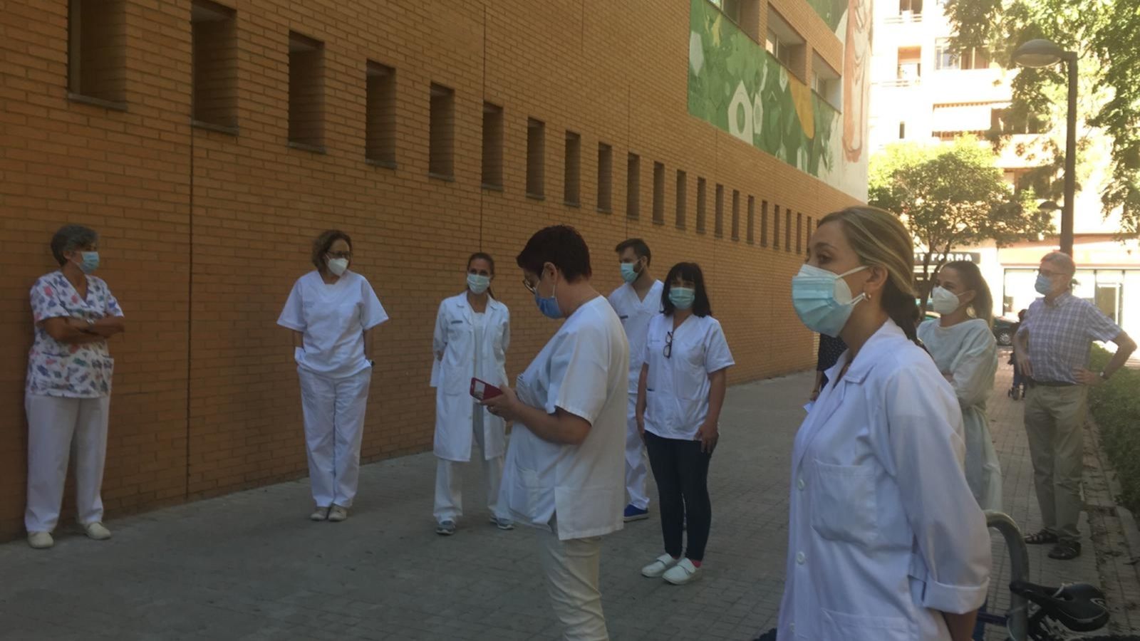 Metges d'atenció primària, aquest dilluns, durant la protesta a les portes dels centres de salut