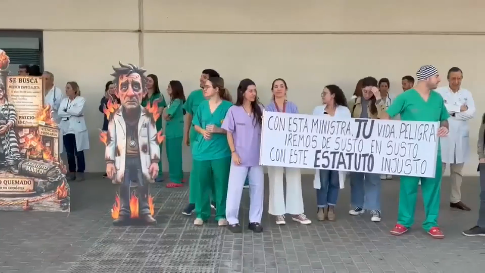 Metges protestant durant la jornada de vaga