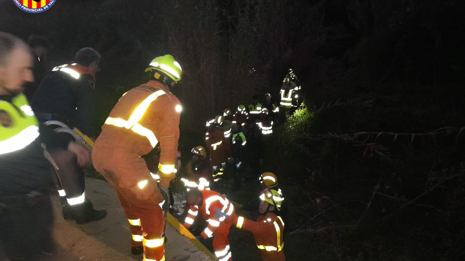 Els bombers rescaten a la dona caiguda aquest dimecres prop d'Ontinyent