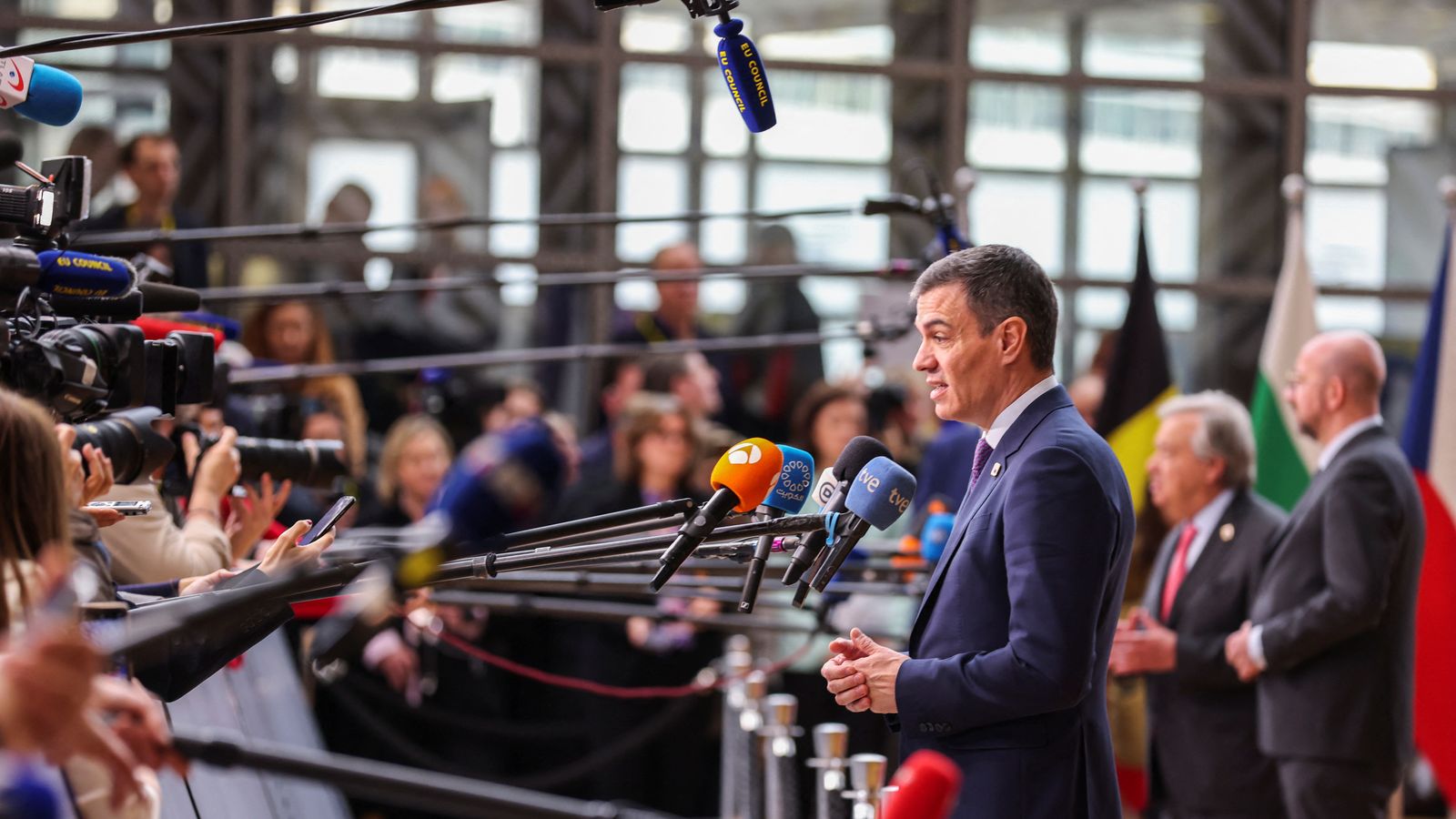 El president del govern, Pedro Sánchez, parla amb els mitjans a Brussel·les
