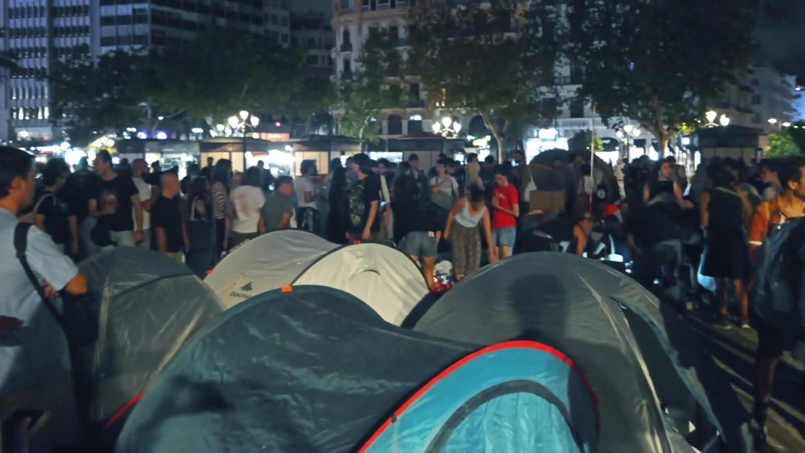 Acampada a la plaça de l'Ajuntament de València