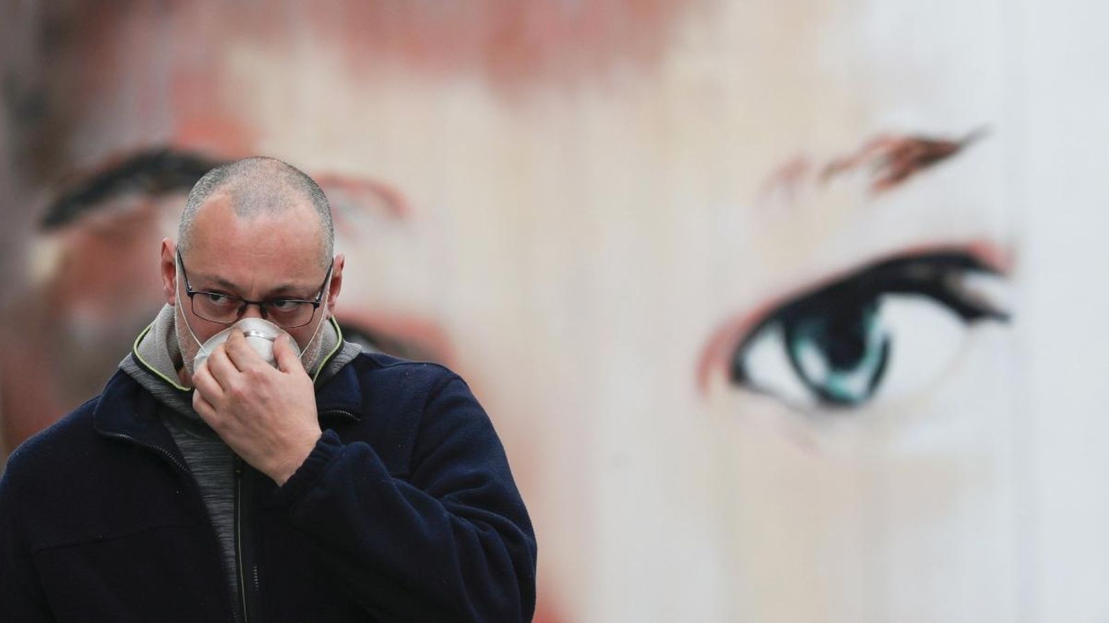 Un grup de persones amb mascaretes protectores en el centre de Shanghai, China, el 16 de març de 2020