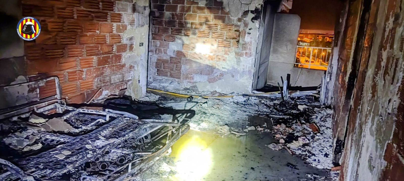 El foc ha acabat destruïnt tot el pis