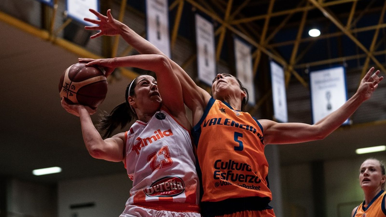 Ouviña tracta de taponar una rival