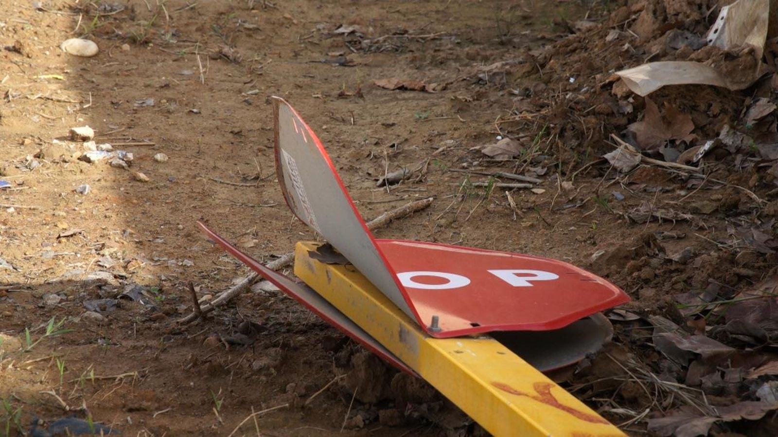 Un senyal d'estop tombat a causa de la força de l'aigua a Paiporta