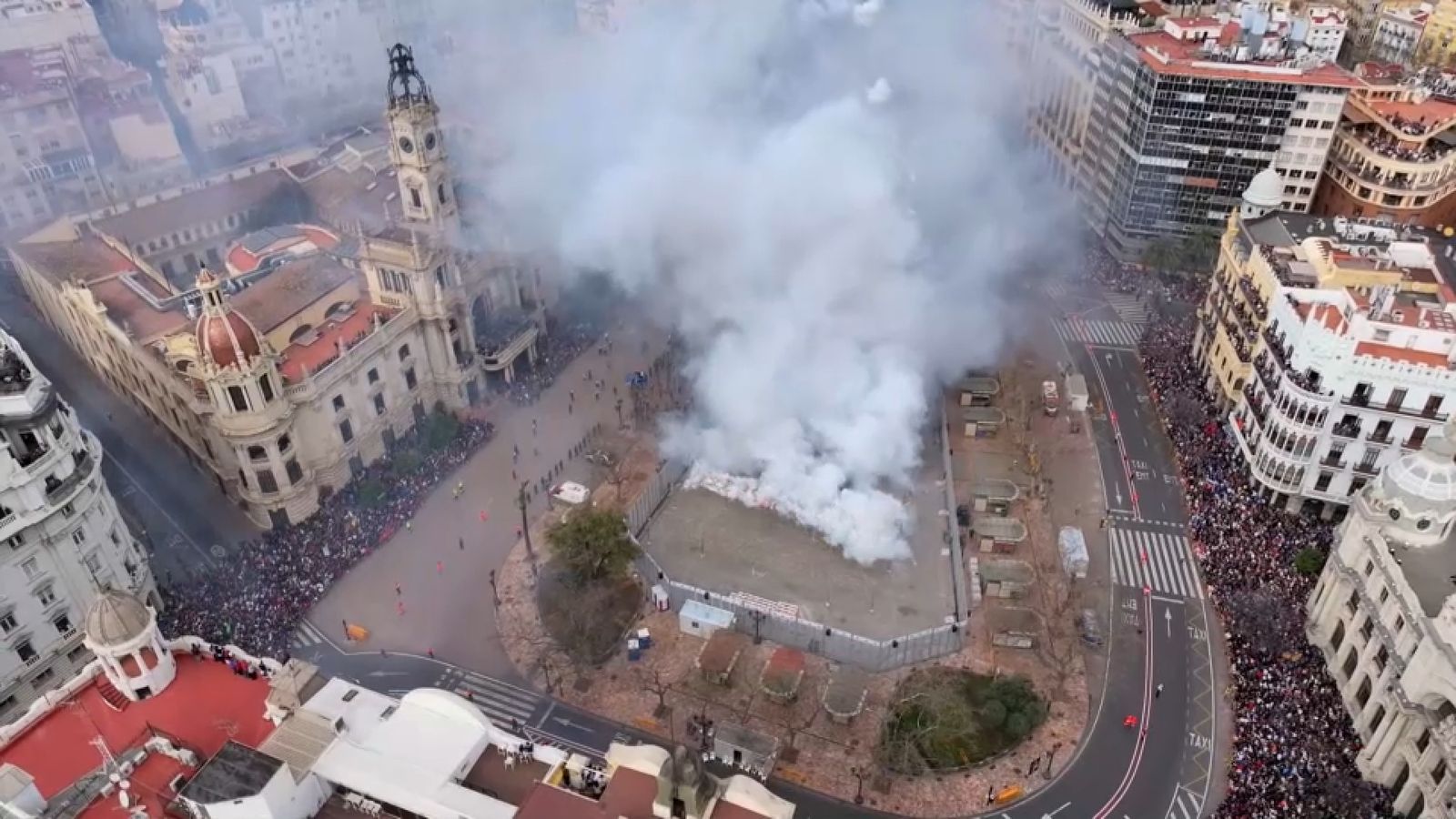 Plaça de l'Ajuntament de València durant la primera mascletà de les Falles, disparada per Pirotecnia Peñarroja