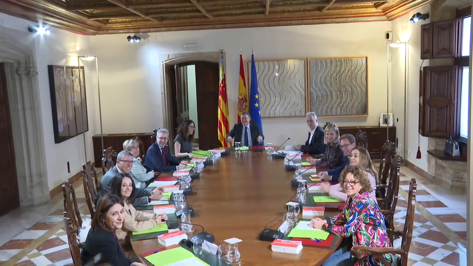 Ximo Puig posa amb tot el Consell del Botànic