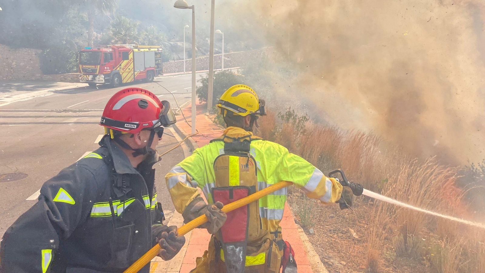 Els bombers treballen en l'incendi a Orpesa
