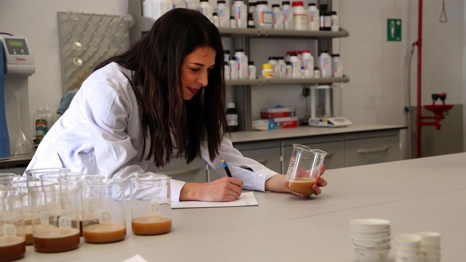 El biaix salarial es redueix però les dones encara cobren un 12% menys que els homes a Espanya | EP