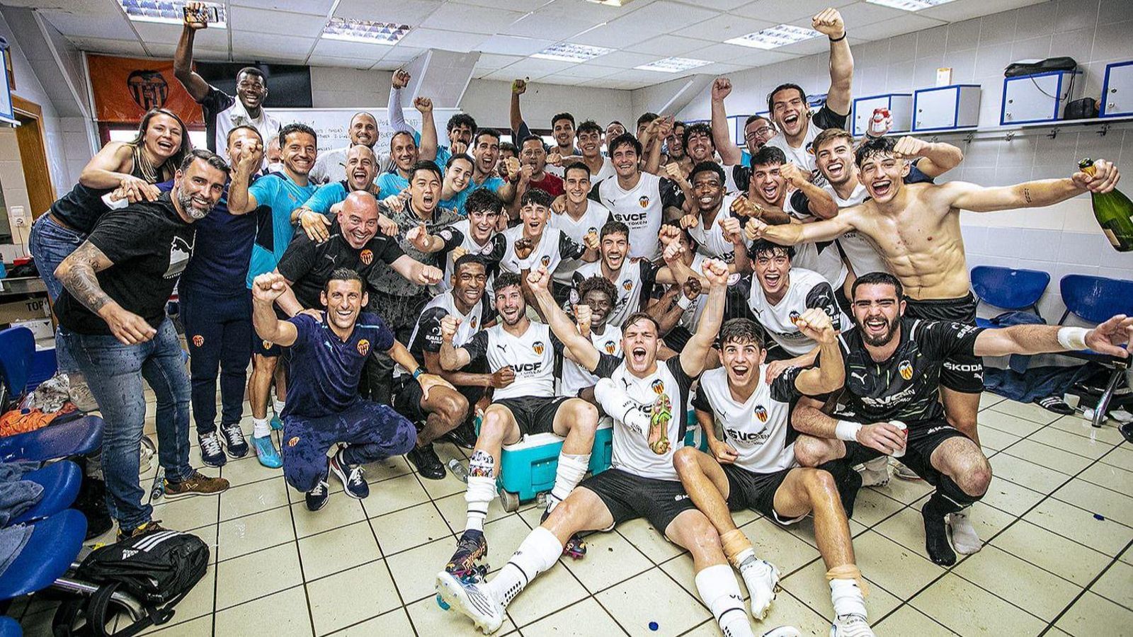 Els jugadors celebren l'ascens en el vestidor