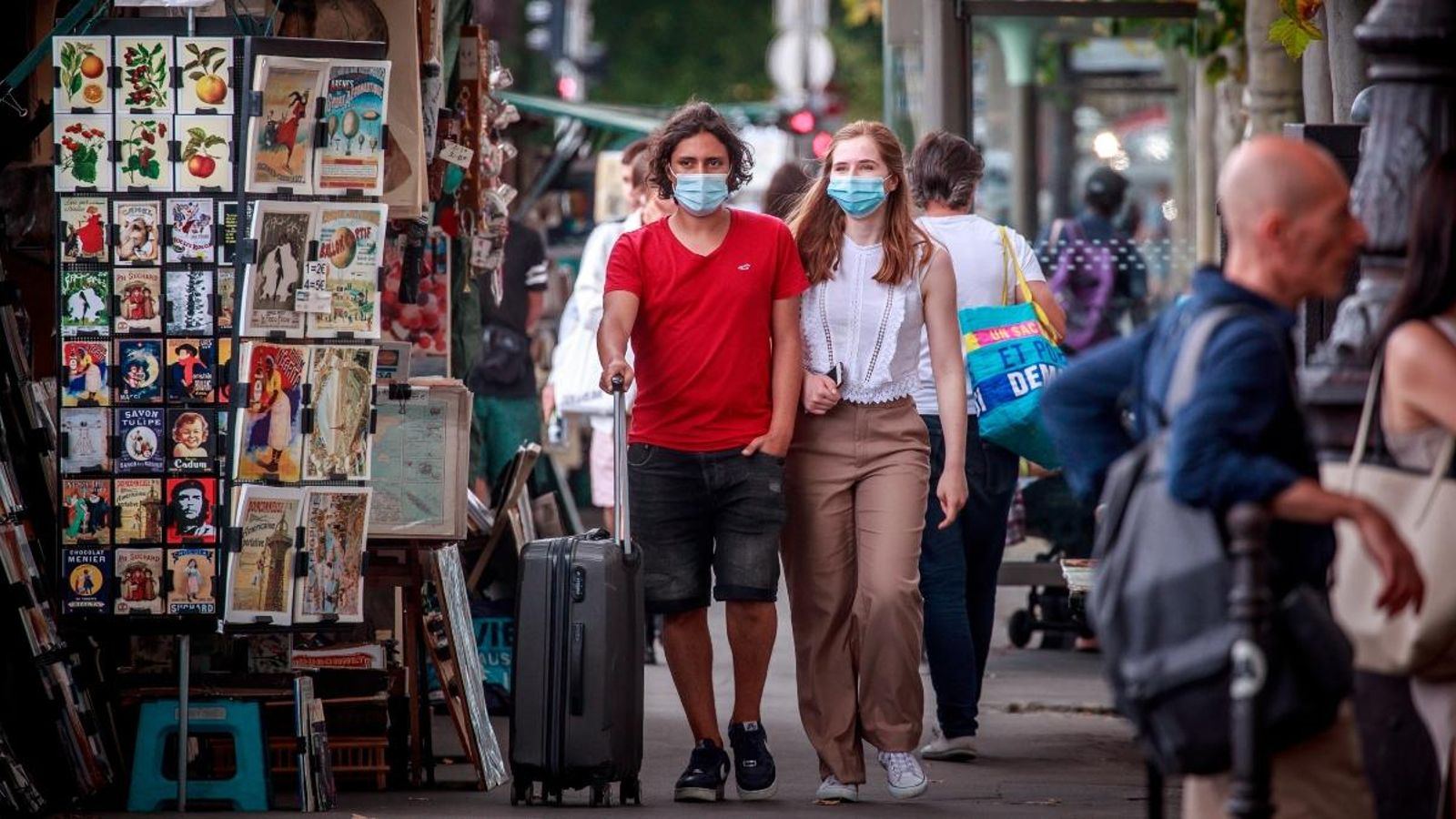 A França, cada vegada més ciutats imposen l’ús obligatori de la mascareta en espais públics. A la fotografia, vianants a París aquest 3 d’agost