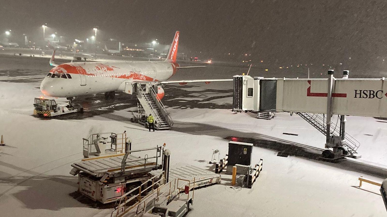 Portada:  Una de les pistes de l'aeroport de Gatwick, coberta de neu