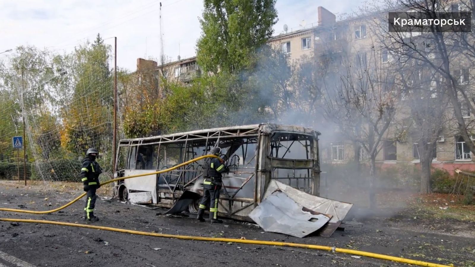 En imatge, equips d'extinció treballen sobre un dels autobusos afectats