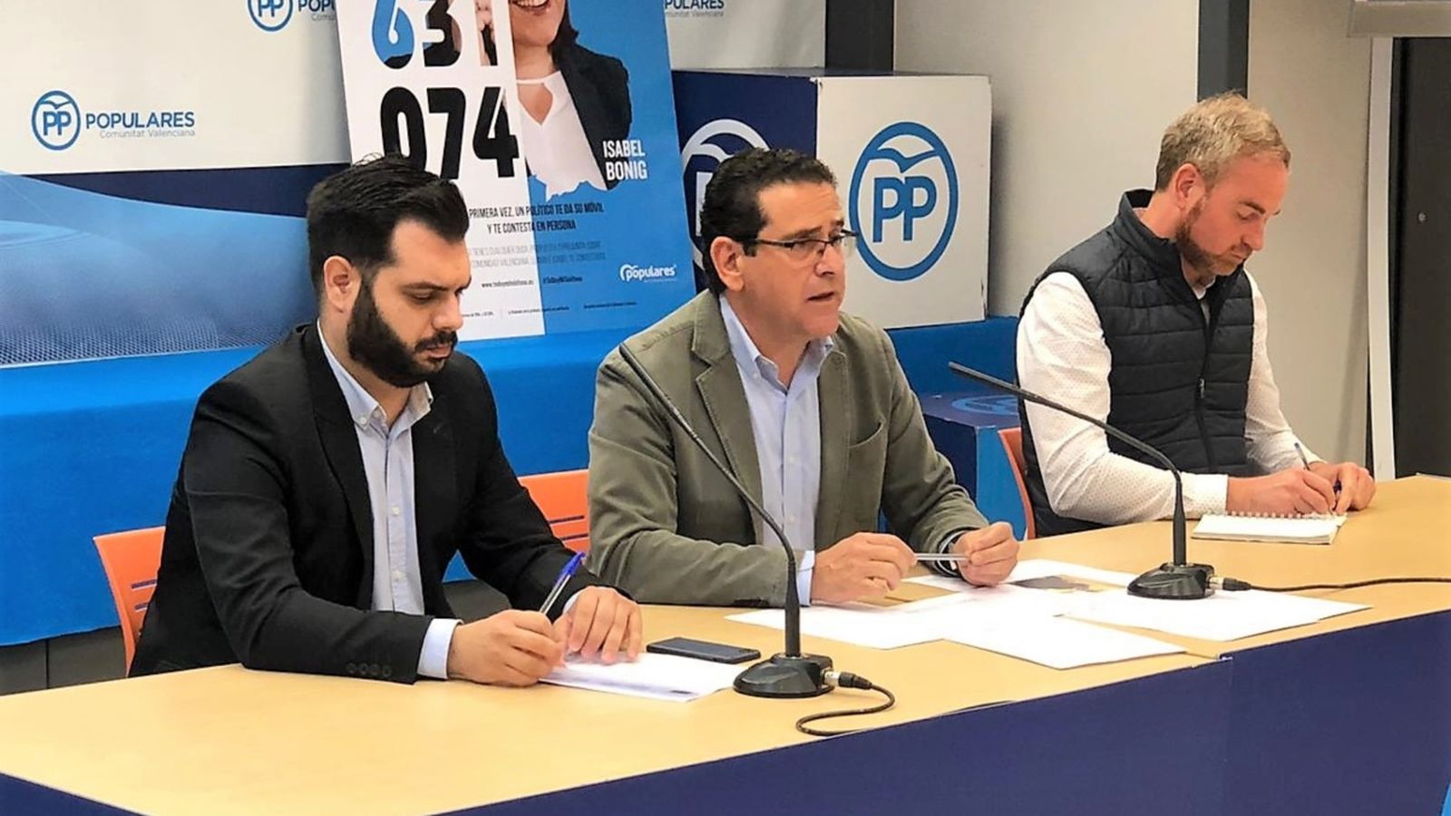 El portaveu de campanya del PPCV Jorge Bellver, al costat del diputat provincial, Modesto Martínez, i del diputat al Congrés, Óscar Clavell