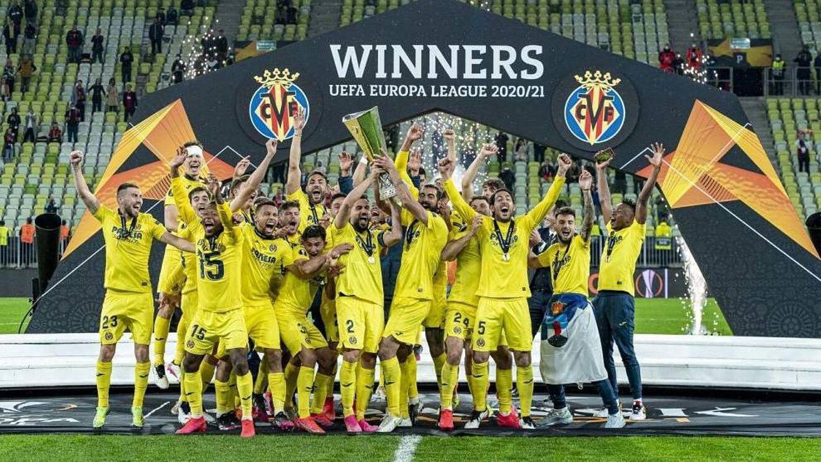 Imatge del Vila-real alçant el títol de l'Europa League