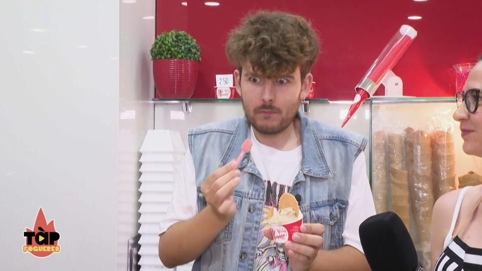 Cabrafotuda tastant el gelat típic de Fogueres