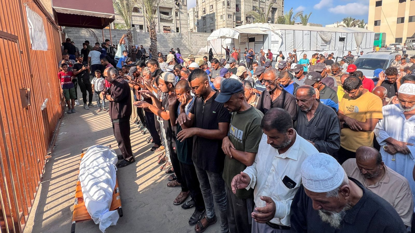 Palesins assistixen al funeral dels morts en un atac israelià contra un campament de tendes de campanya, a l'hospital Nasser de Khan Younis, al sud de la Franja de Gaza