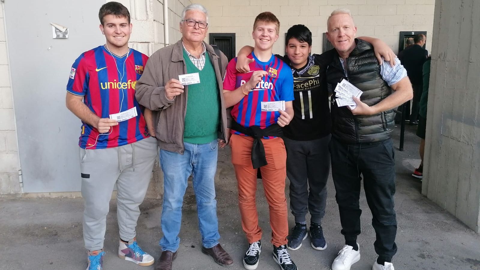 Uns aficionats, amb entrades per al partit