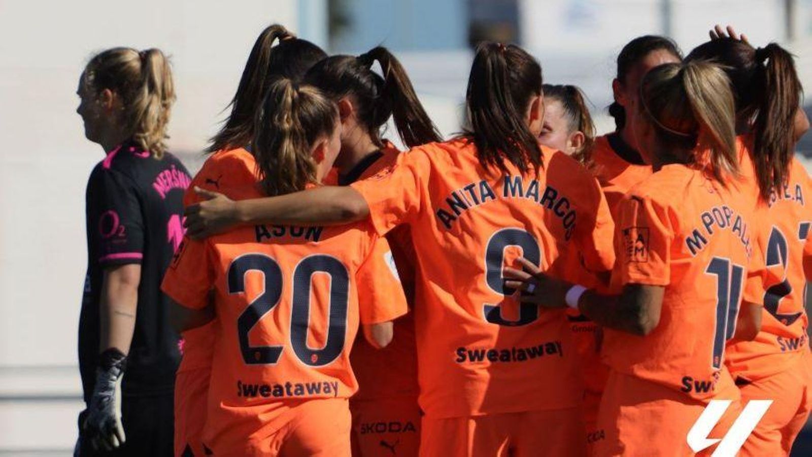 Les jugadores del València celebren un dels gols