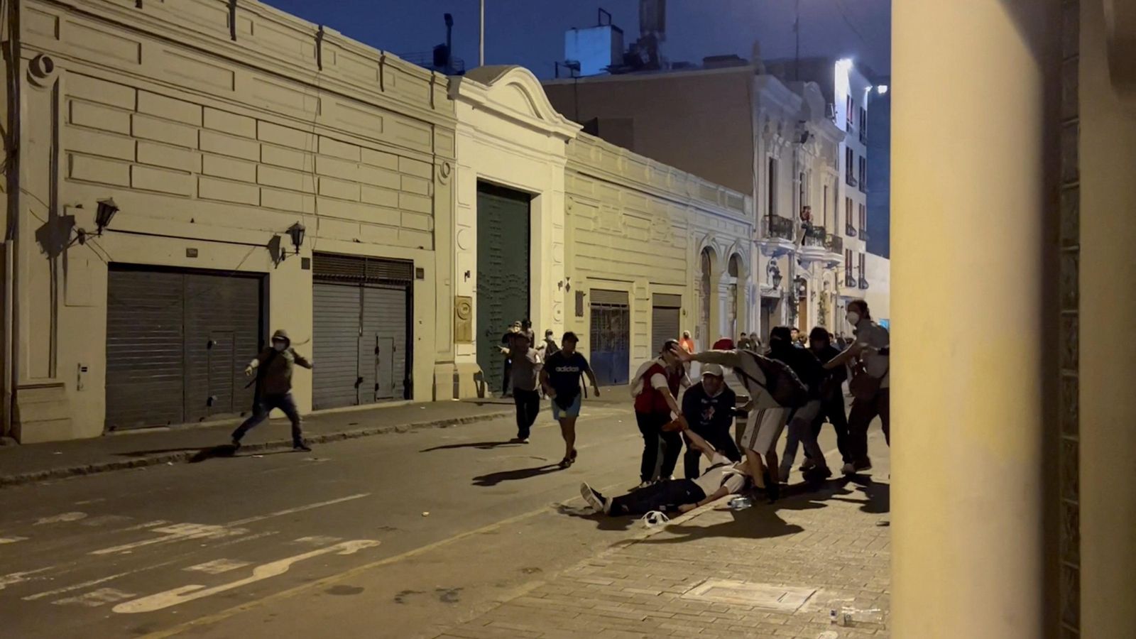 Diverses persones atenen un manifestant colpejat per un projectil durant les protestes