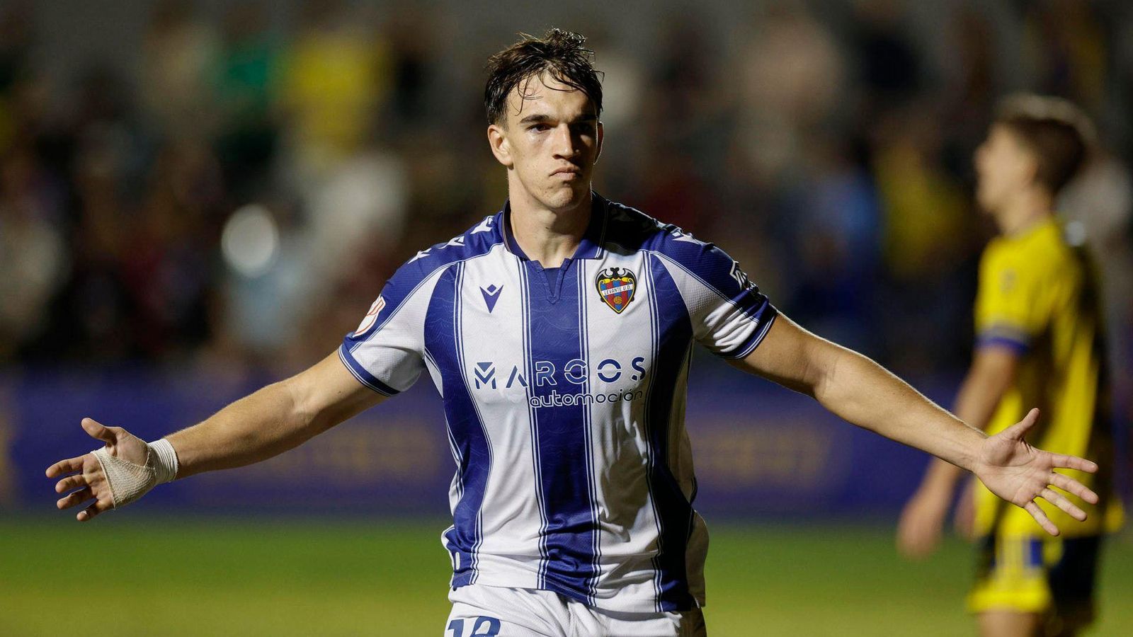 Carlos Espí celebra el gol de la victòria