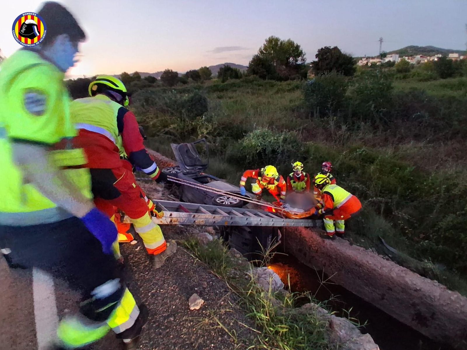 Un conductor queda ferit després d’eixir-se’n de la via i caure en una séquia a Albalat dels Tarongers
