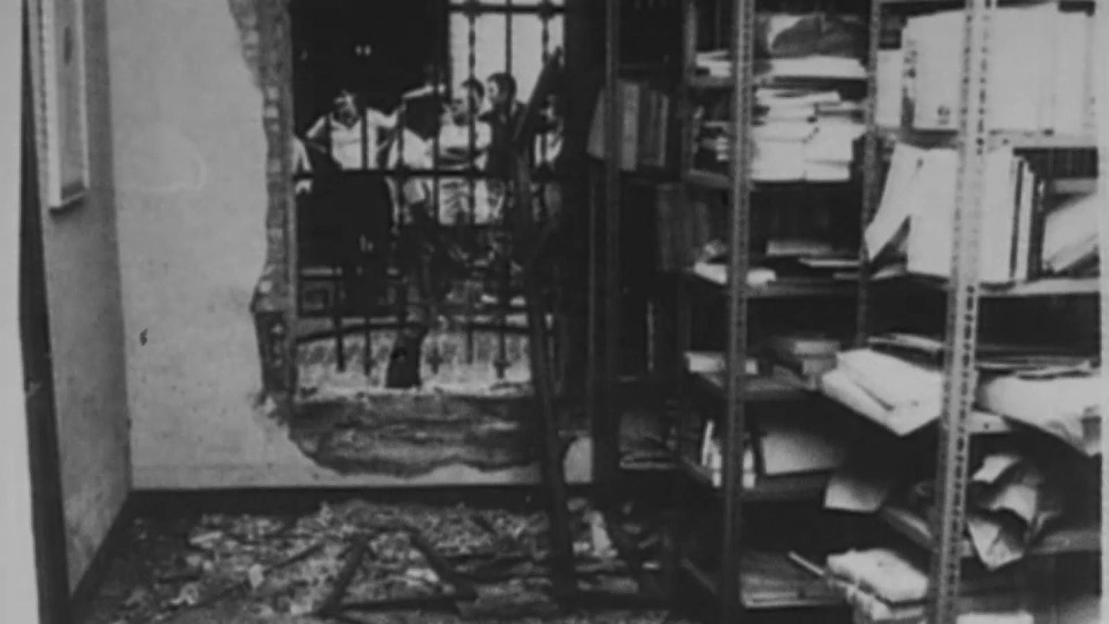 La bomba va esclatar a la casa de Joan Fuster i va destrossar la finestra i part del mobiliari interior