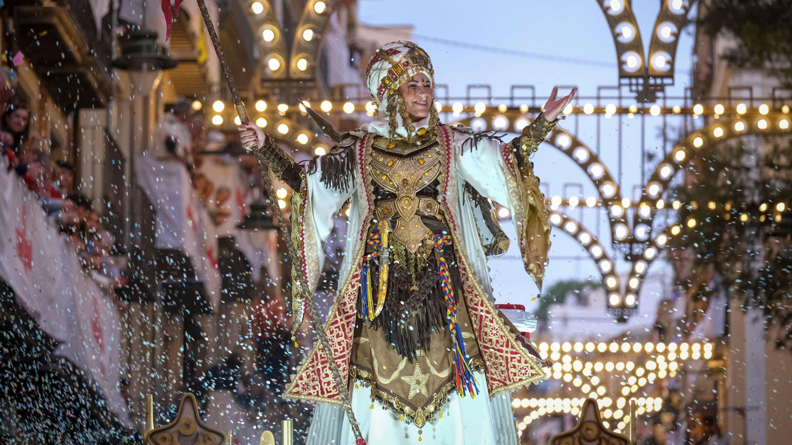 Ana Gisbert Mira-Perceval, de la filà Marràqueix, primera dona en ostentar l'alferesia mora