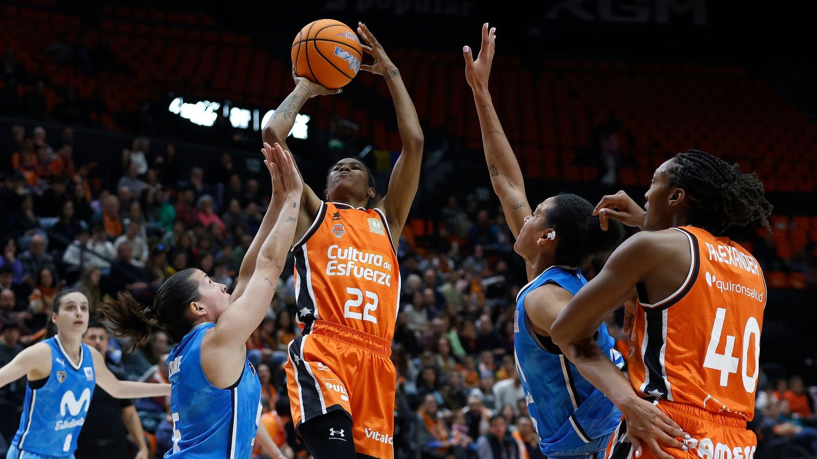 Yvonne Turner, en una acció del duel