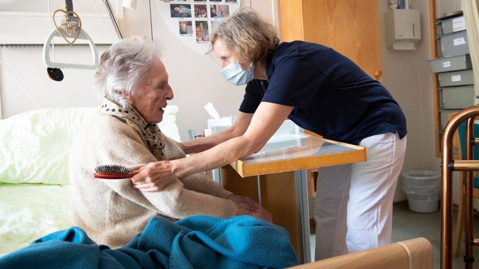 Una enfermera tracta a una dona major que s’ha recuperat del coronavirus, aquest mes d’abril a Chateau-d’Oex, Suïssa