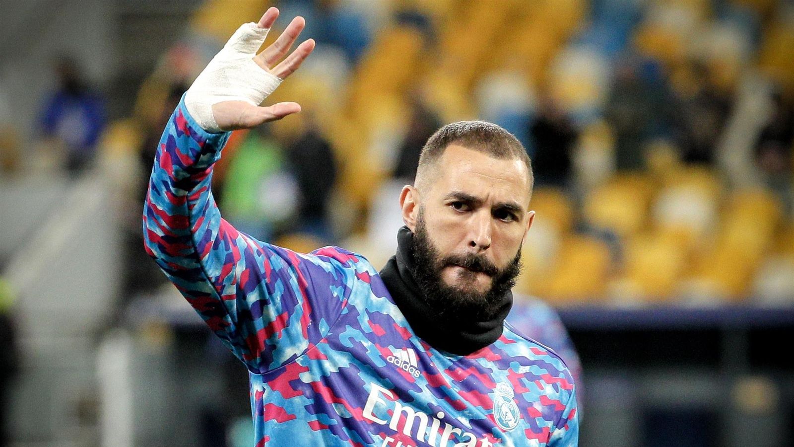 Benzema, durant el calfament del Xakhtar Donetsk - Reial Madrid de Champions