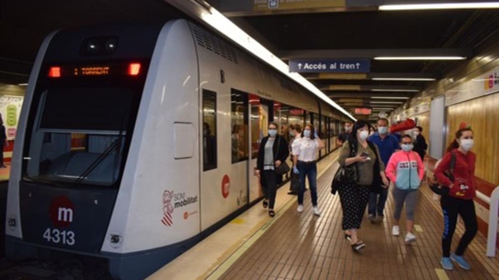 Un tren de Metrovalència durant l'estat d'alarma
