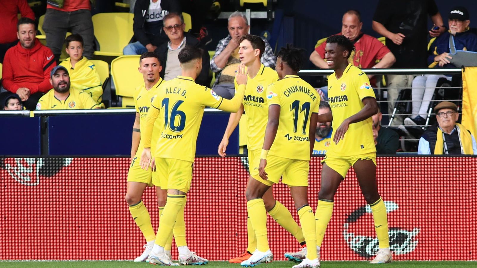 Els jugadors groguets celebren un dels gols