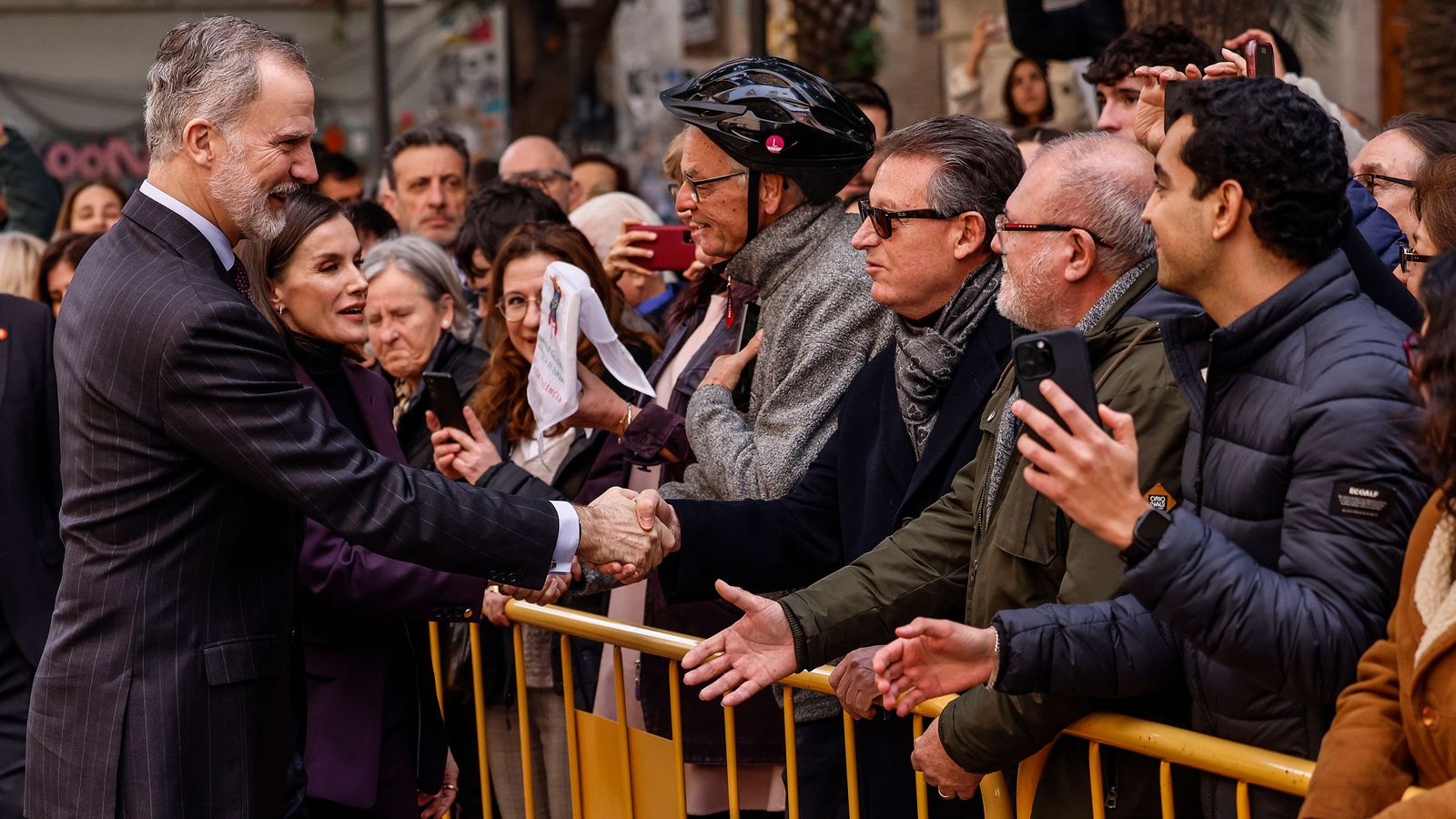 El rei Felip VI i la reina Letizia saluden a la gent a València aquest dimecres