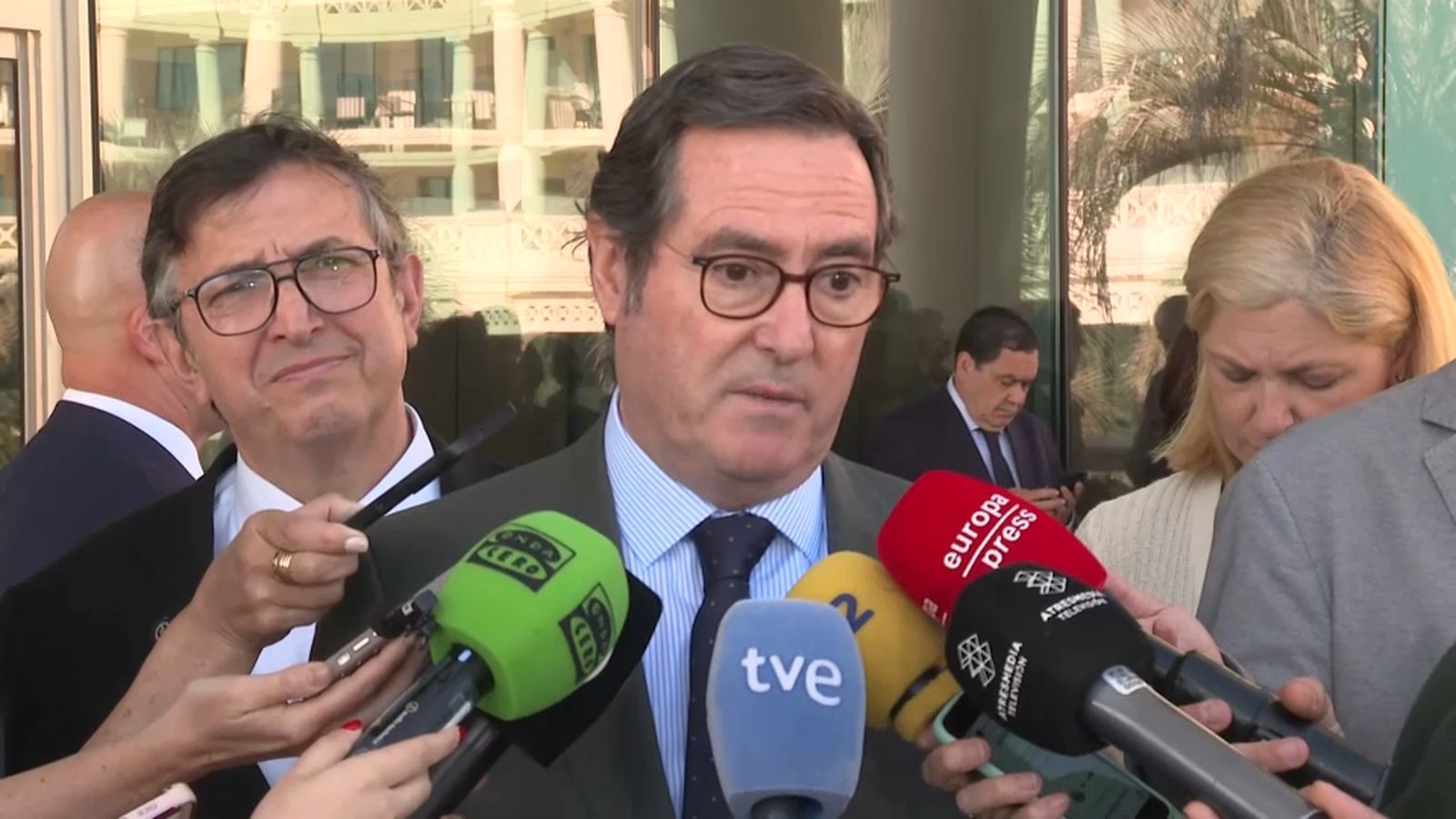 El president de la CEOE, Antonio Garamendi, i el president de la CEV, Vicente Lafuente, a València este dimarts