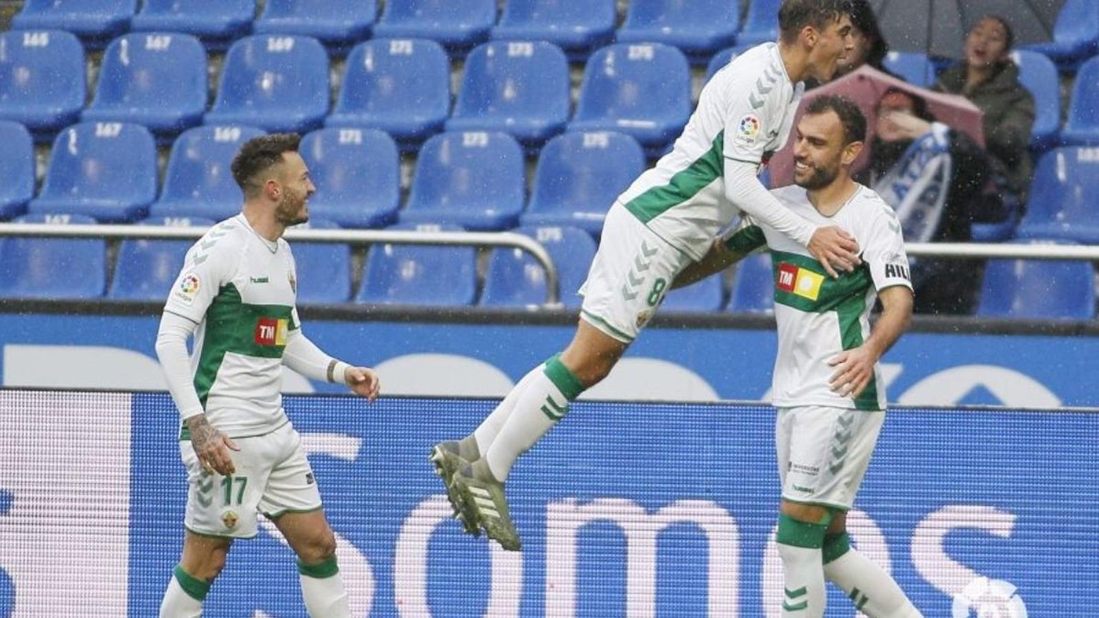 Gonzalo Verdú celebra el primer gol amb Gonzalo Villar