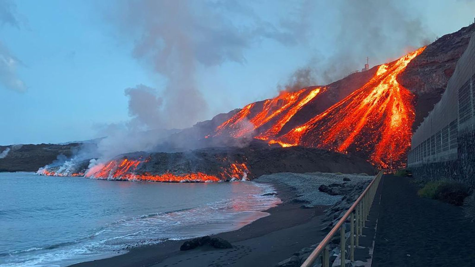 Lava arribant a la mar a la platja dels Guirres