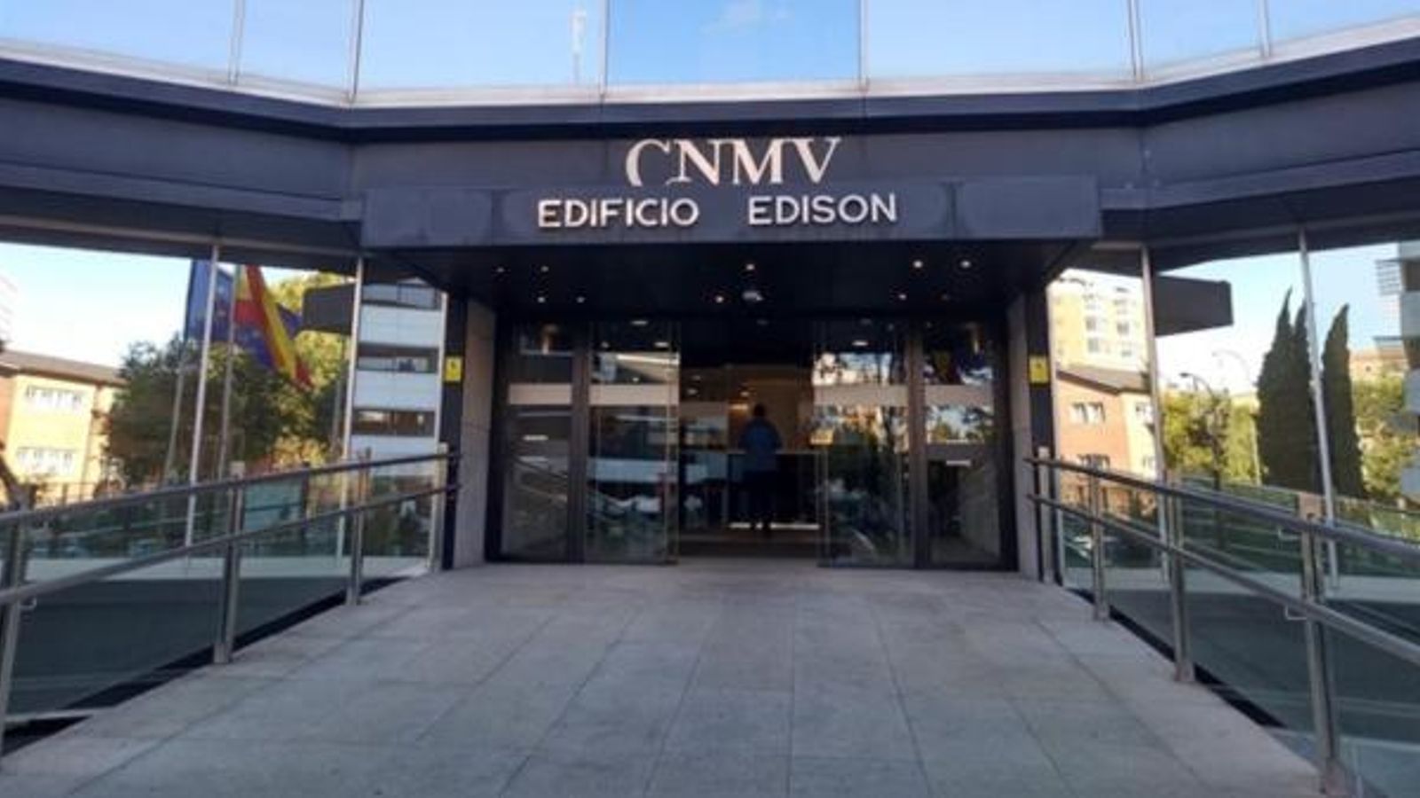 Seu de la CNMV La CNMV ha obert un expedient contra el Banc Popular i contra els consellers executius, encapçalats per Ángel Ron