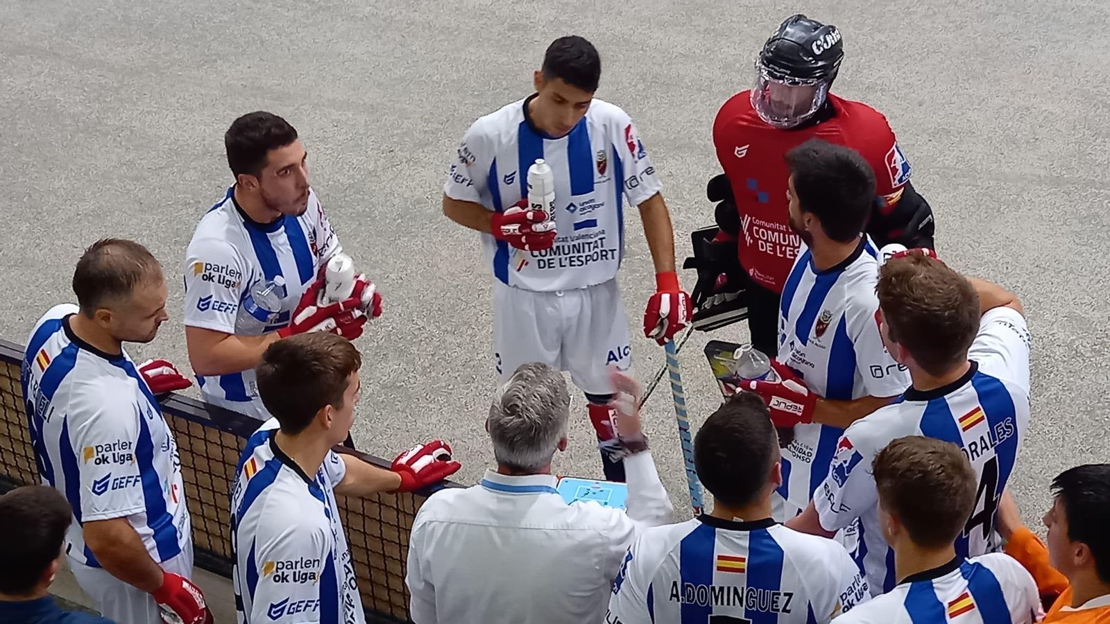 Els jugadors de l'Alcodiam, durant un descans del partit