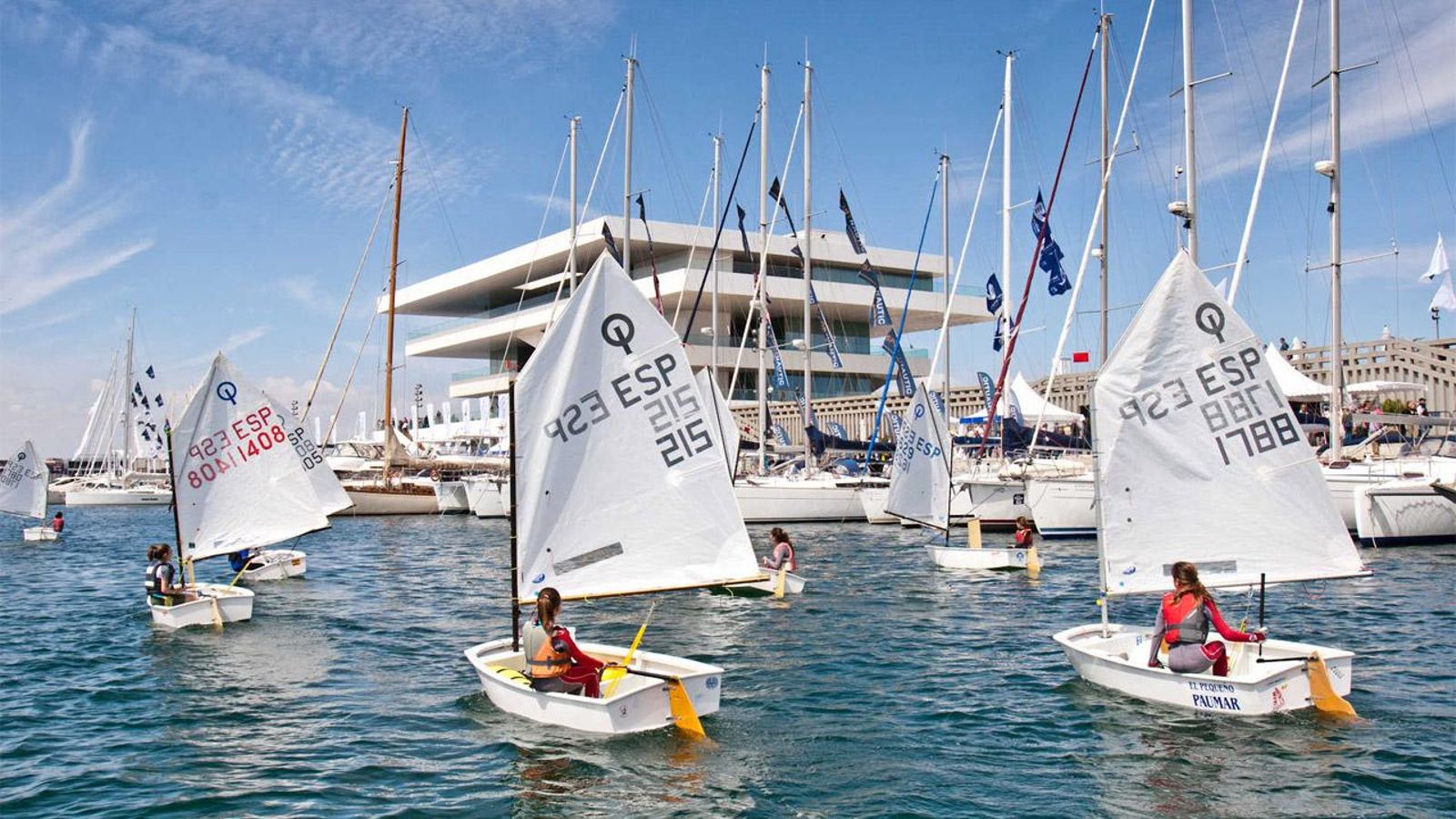 Una competició de vela als voltants del port de València Una competició de vela als voltants del port de València