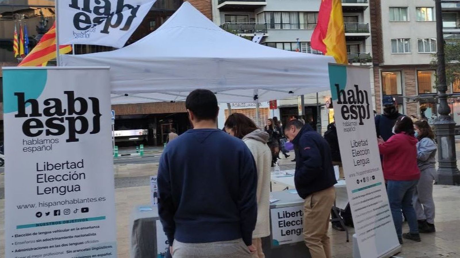 Recollida de signatures de la plataforma Hablamos Español a València