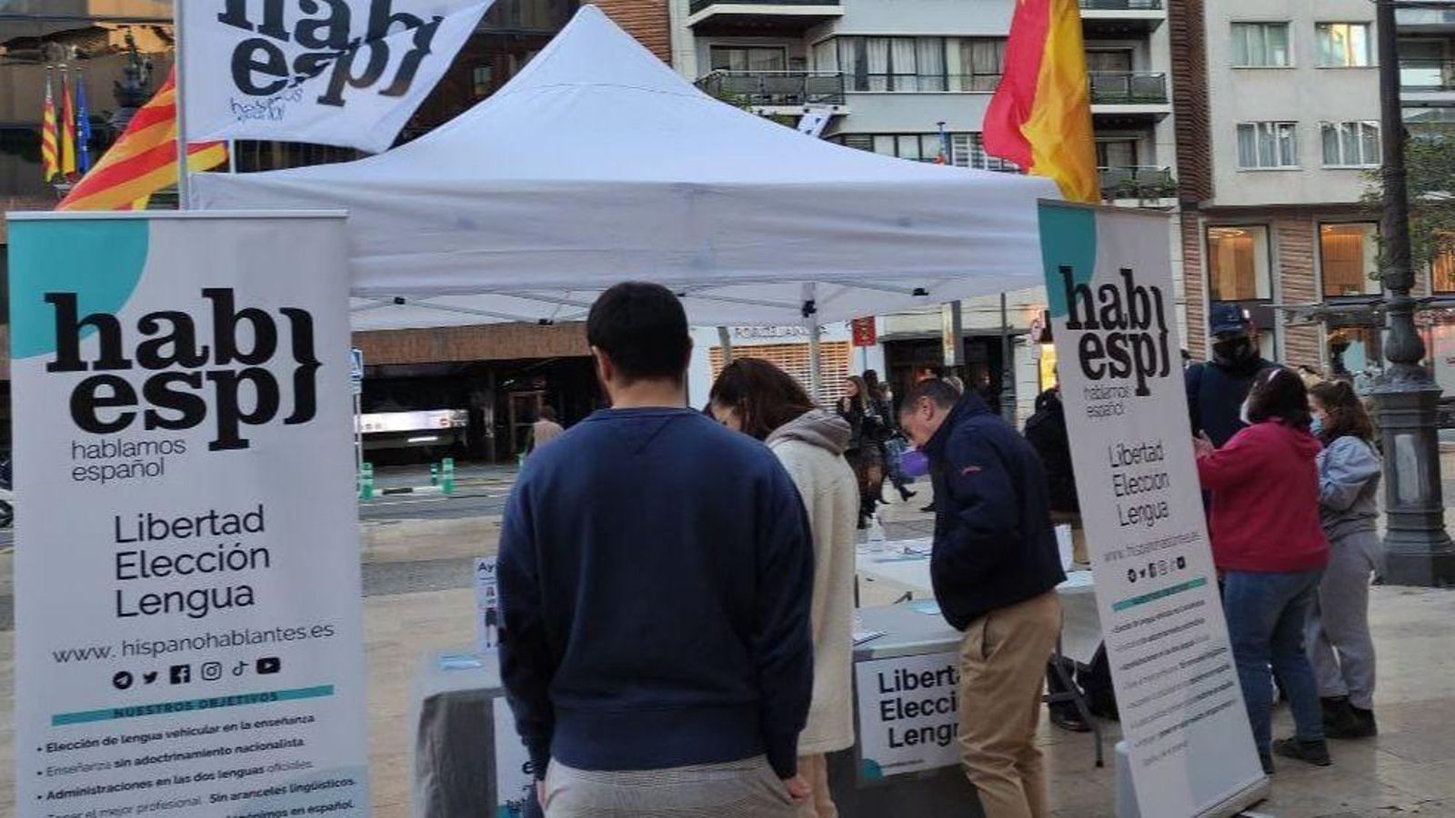 Recollida de signatures de la plataforma Hablamos Español a València Recollida de signatures de la plataforma Hablamos Español a València